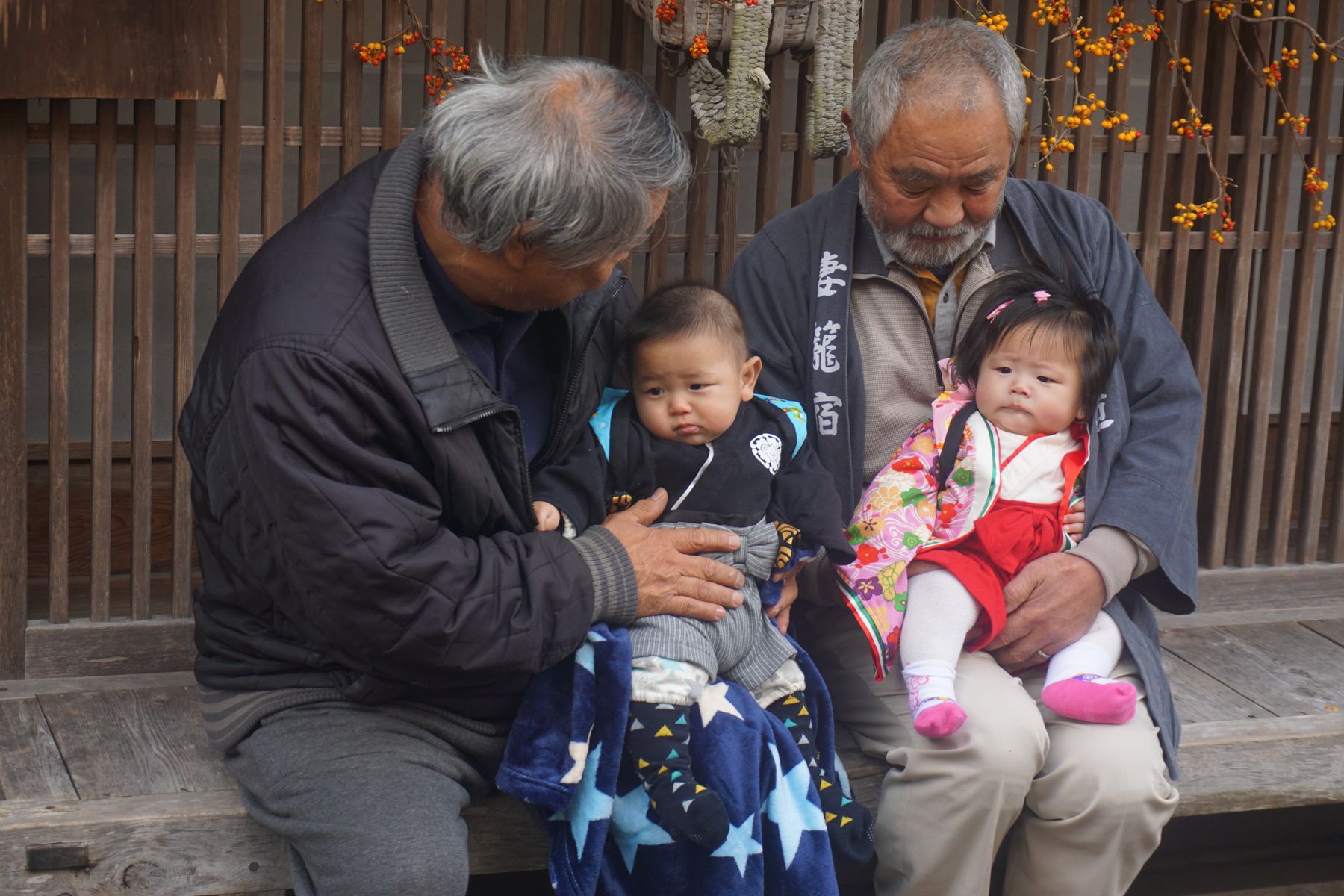 子どもたちと時間を過ごす祖父たち