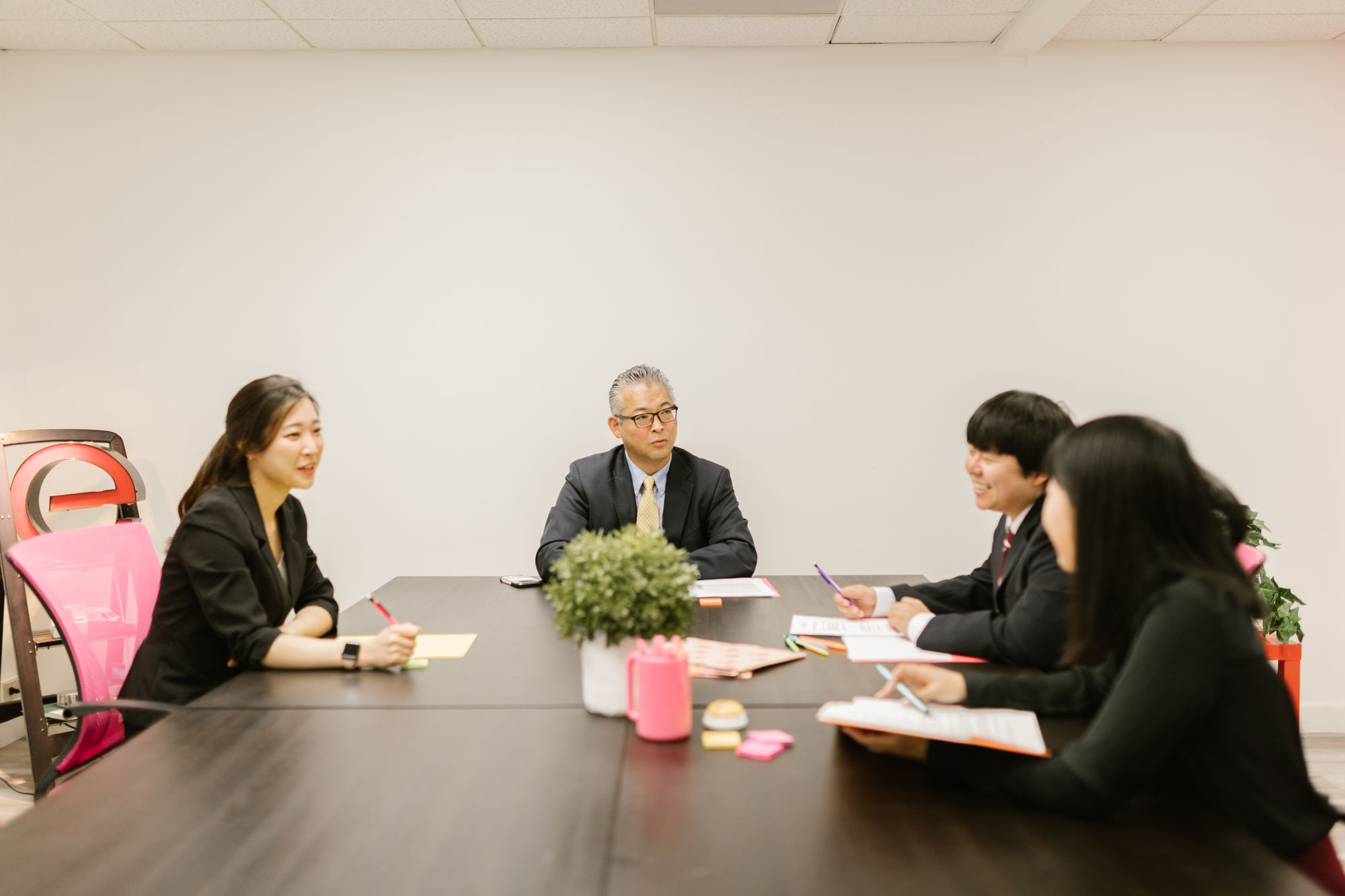 会議室で研修に参加する日本人の従業員